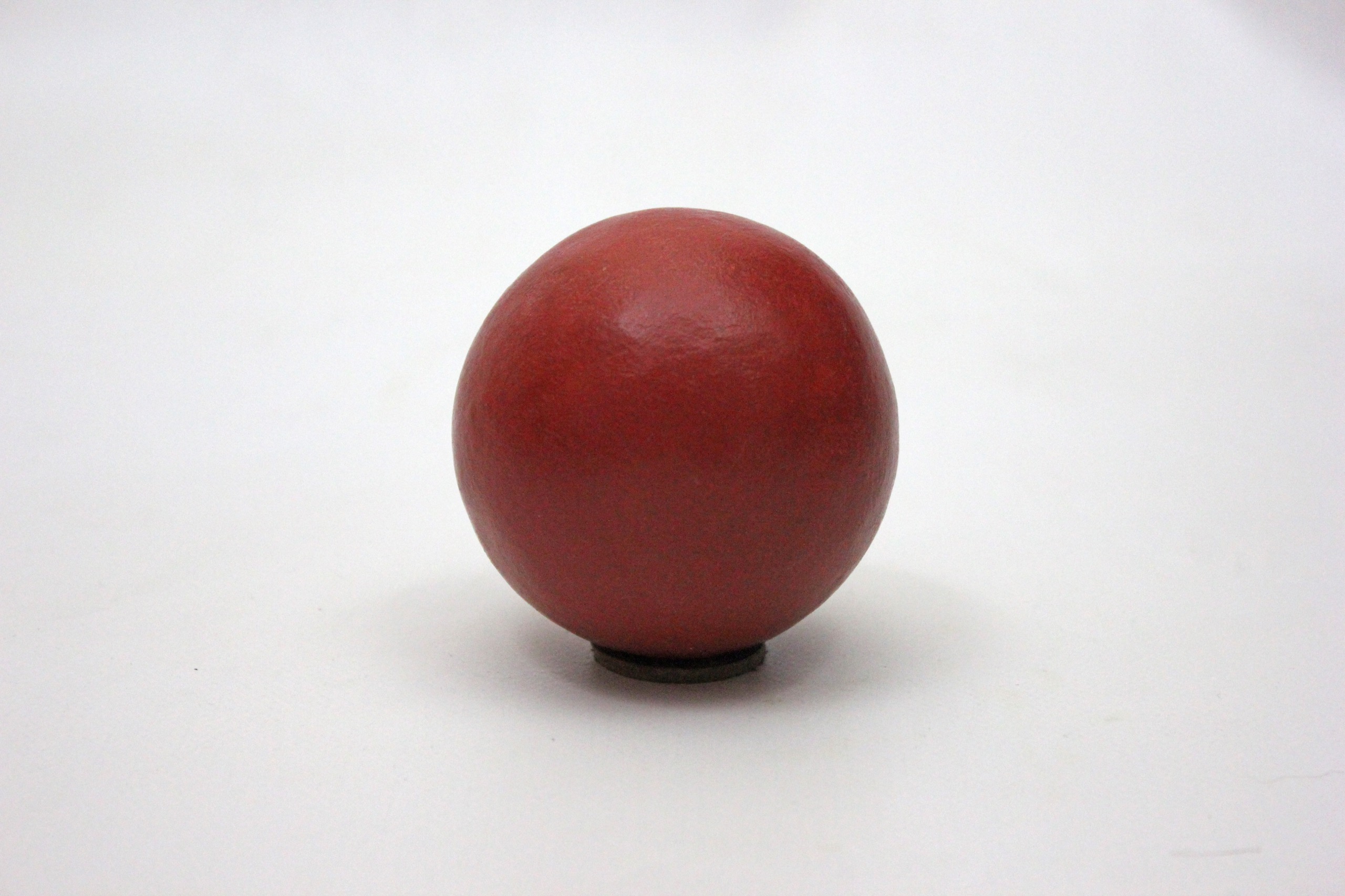 Boule-argile-teinte-rouge